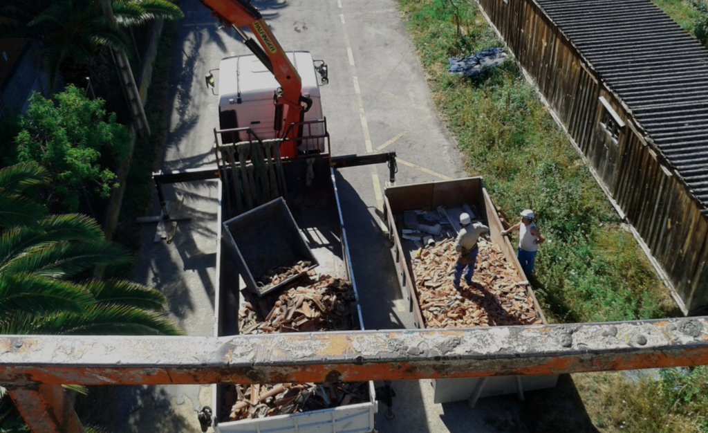 grua con material de construcción